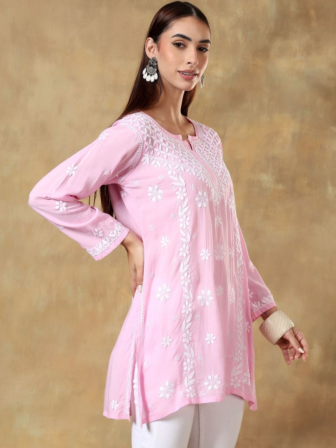 Women Floral Embroidered Chikankari Kurti