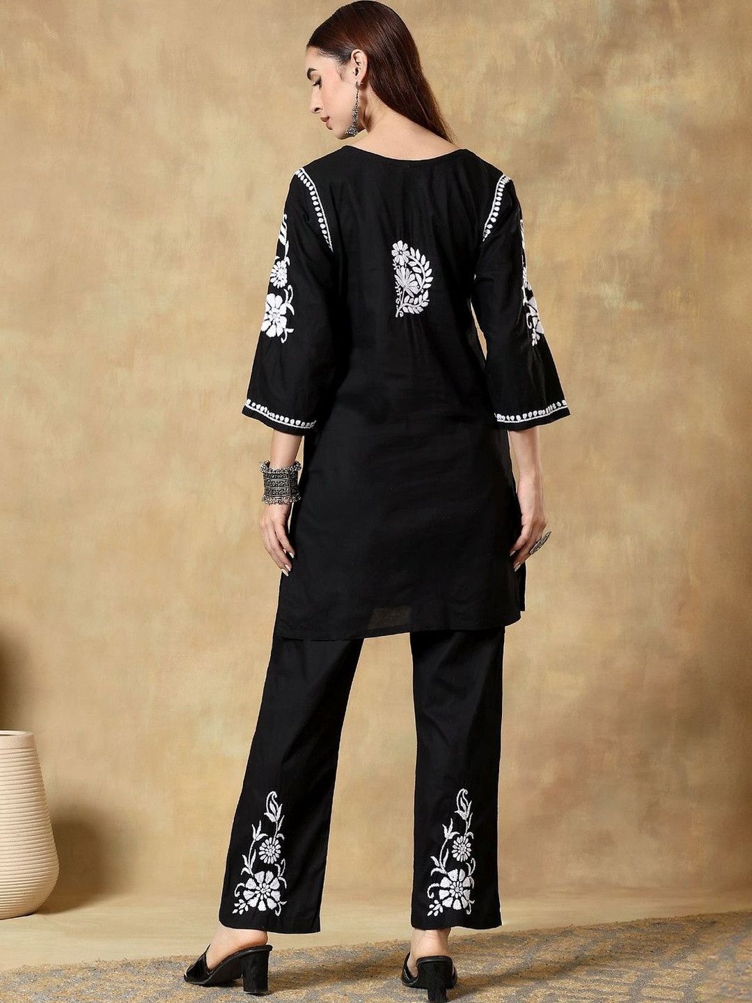 Women Floral Embroidered Kurta with Pyjama