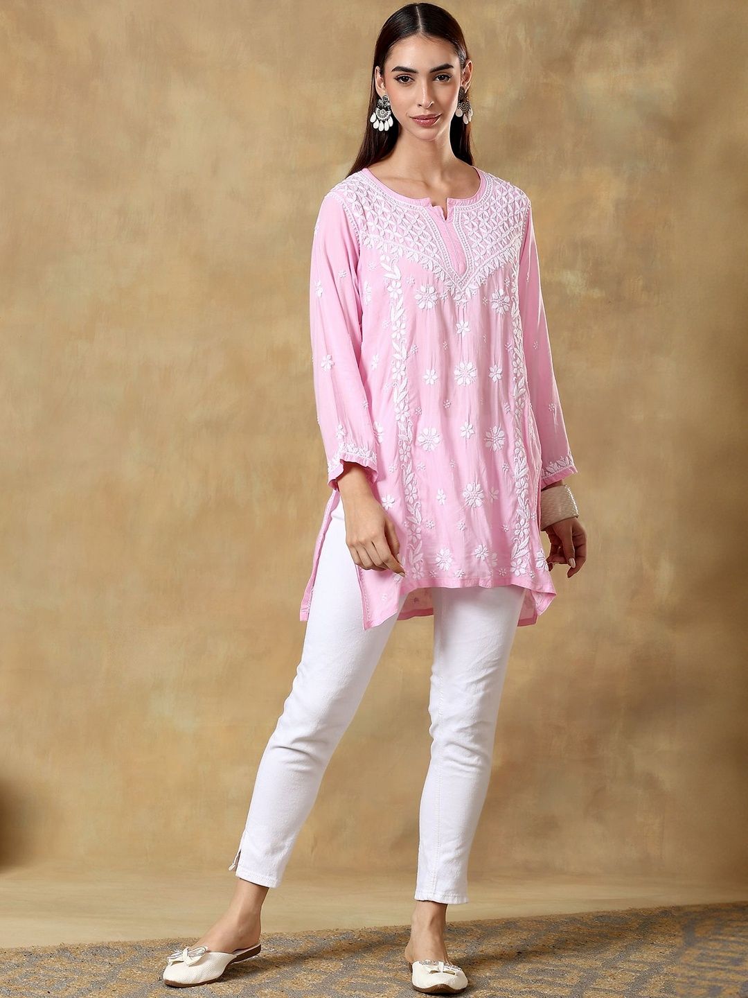 Women Floral Embroidered Chikankari Kurti