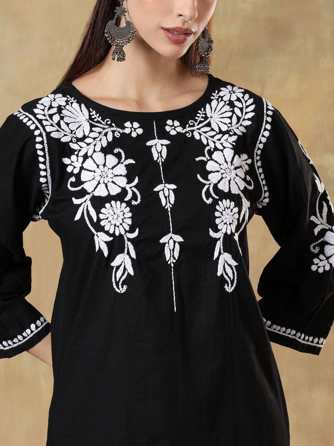 Women Floral Embroidered Kurta with Pyjama