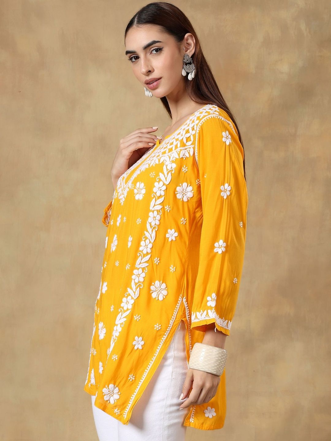Women Embroidered Chikankari Straight Kurti