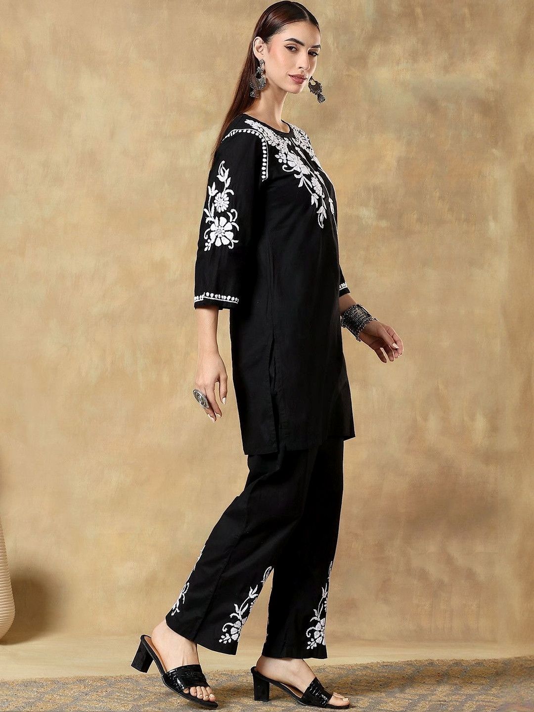Women Floral Embroidered Kurta with Pyjama