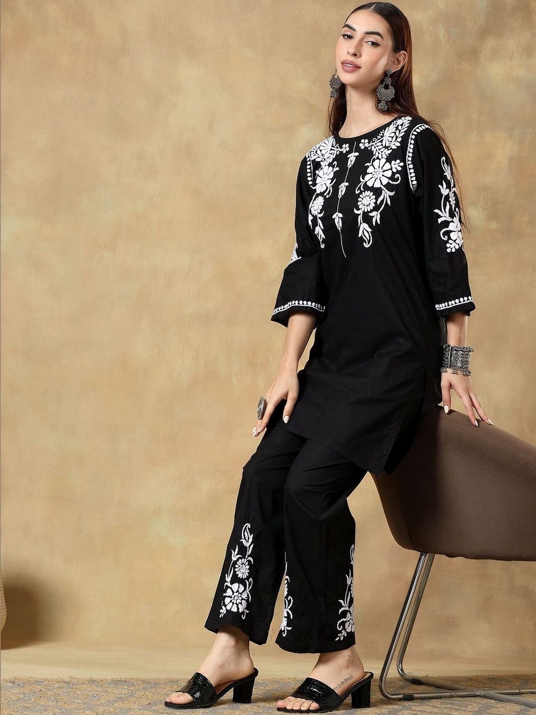 Women Floral Embroidered Kurta with Pyjama