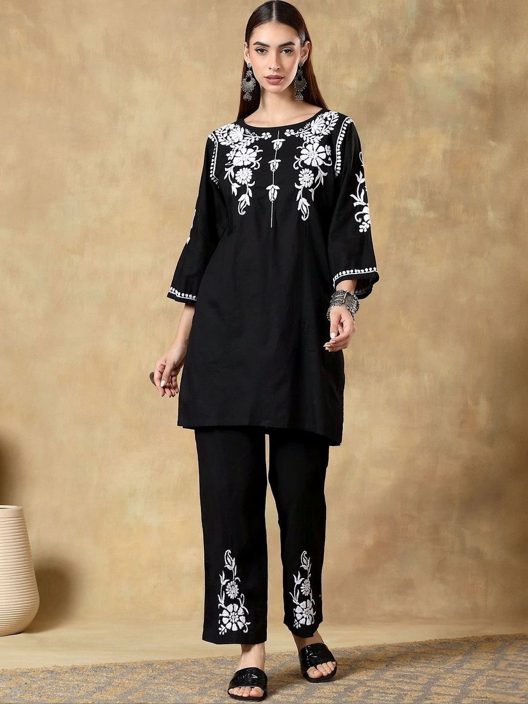 Women Floral Embroidered Kurta with Pyjama